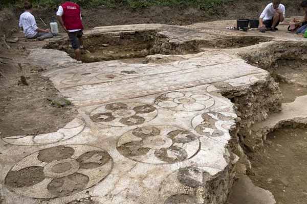باحثون يابانيون يعثرون على أقدم آثار للحياة على الأرض