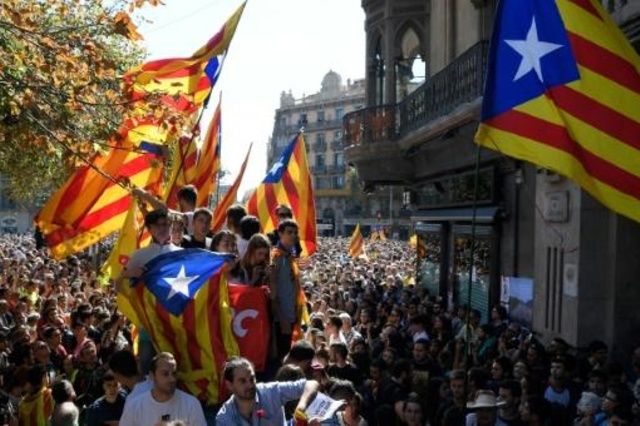 الكاتالونيون يشاركون الأحد في استفتاء الاستقلال رغم اجراءات أمنية مشددة