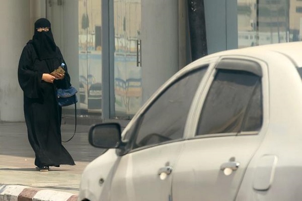 الأمن السعودي يقبض على شاب هدد بحرق سيارات النساء