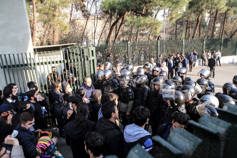 السلطات الايرانية منقسمة حول طريقة التعامل مع الاضطرابات
