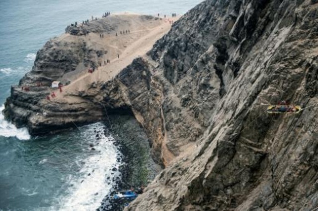 50 قتيلا ضحايا سقوط حافلة فوق شاطىء صخري في البيرو
