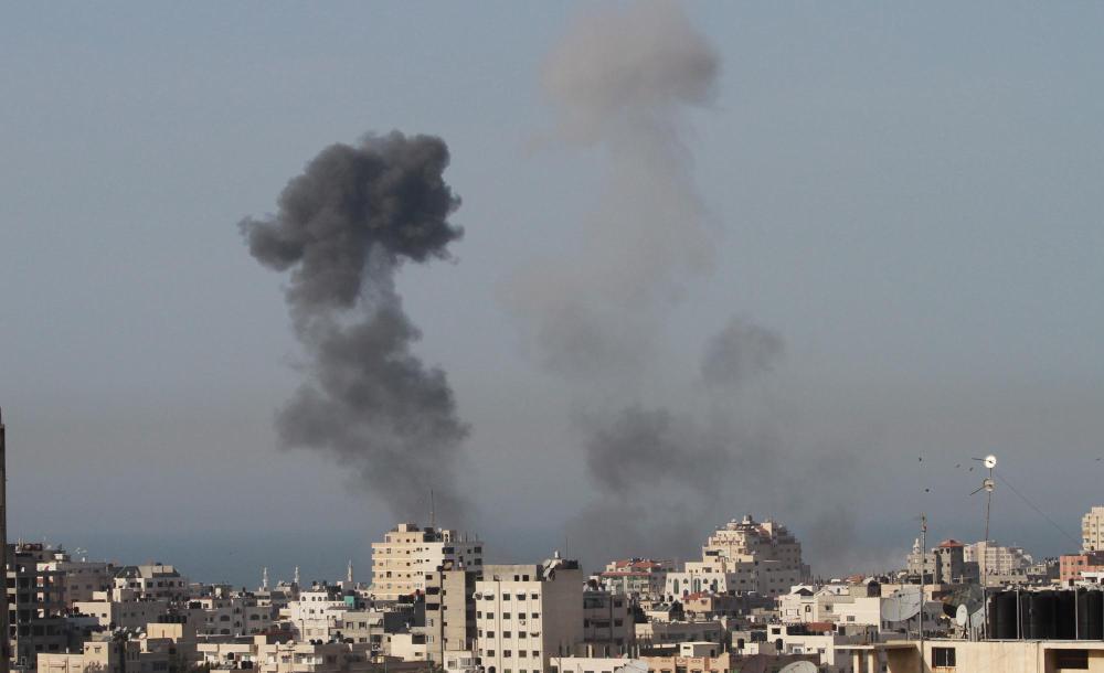 غارة إسرائيلية على مواقع لحماس بعد إطلاق صاروخ من غزة