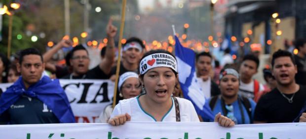 عشرات الالوف يتظاهرون بهندوراس ضد اعادة انتخاب الرئيس