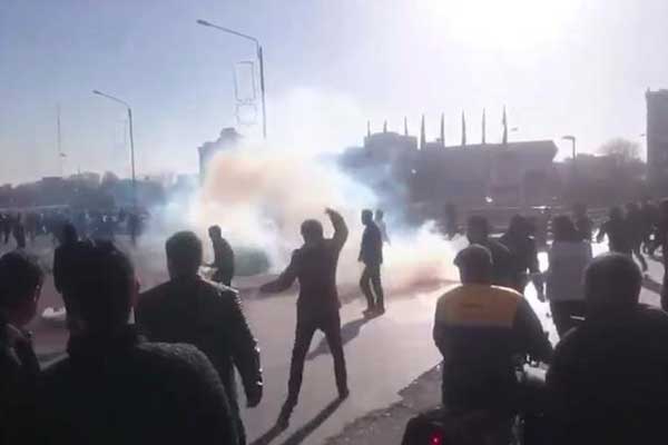 مقتل 4 متظاهرين بالرصاص مساء الأحد في إيران