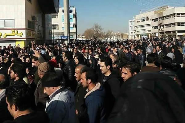 طهران: اعتقال الف متظاهر وأوامر بتعامل قاس ضد المحتجين