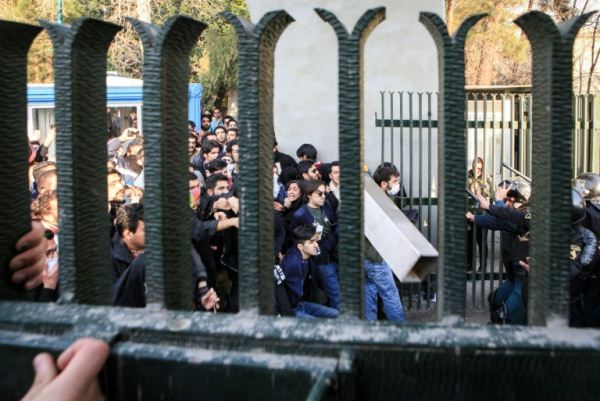 احتجاجات إيران تدخل أسبوعها الثاني