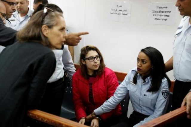 توجيه الاتهام إلى شابة فلسطينية ضربت جنديًا إسرائيليًا