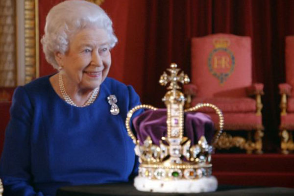الملكة اليزابيث تتذكر ايام تتويجها