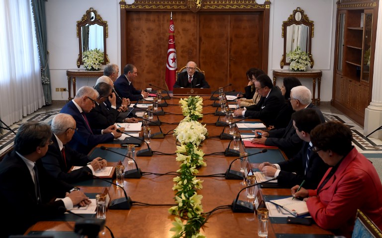 الرئيس التونسي يتباحث مع الأحزاب بعد الإضطرابات