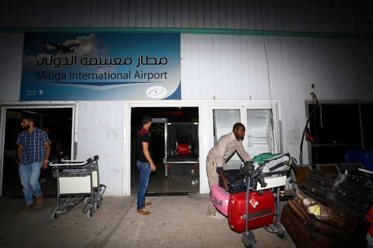 تسعة قتلى في معارك قرب مطار طرابلس وتوقف الحركة الملاحية فيه