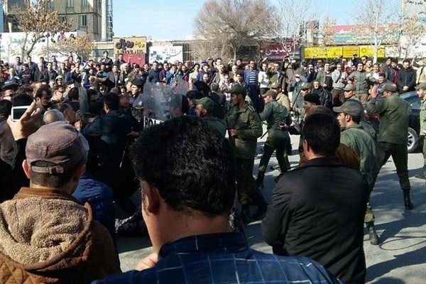 احتجاجات إيران: القتلى 26 واعتقال 1077
