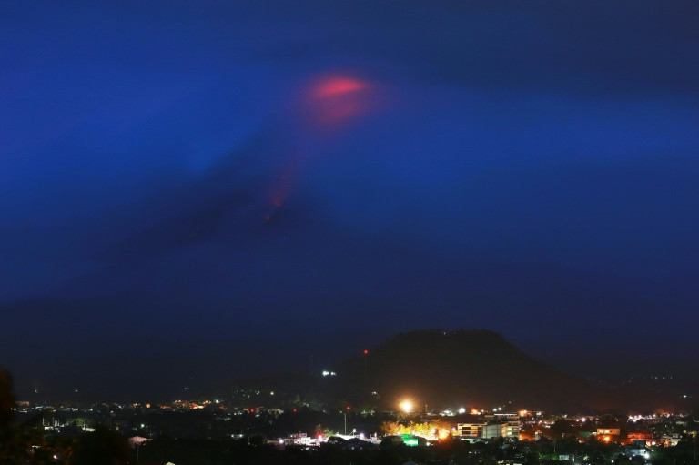 آلاف يفرون خوفا من انفجار بركان مايون في الفيليبين