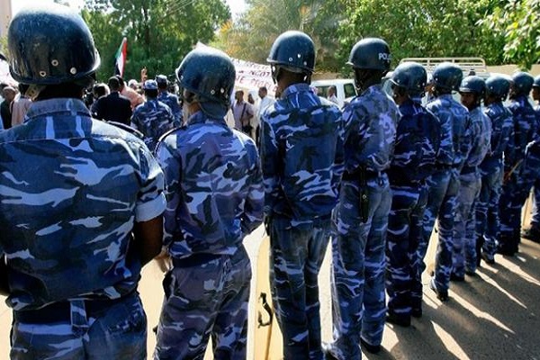 الشرطة السودانية تستخدم الهراوات لتفريق متظاهرين يحتجون على ارتفاع الاسعار