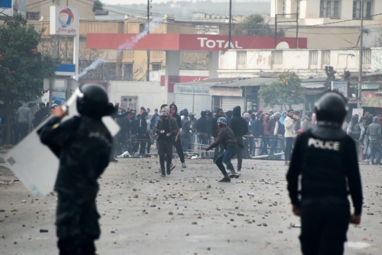 عشرات الجرحى بعد ليلة جديدة من المواجهات في تونس