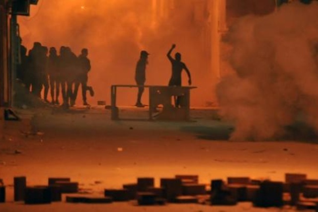 تجدد الصدامات بين متظاهرين وقوات الأمن في مدن تونسية عدة