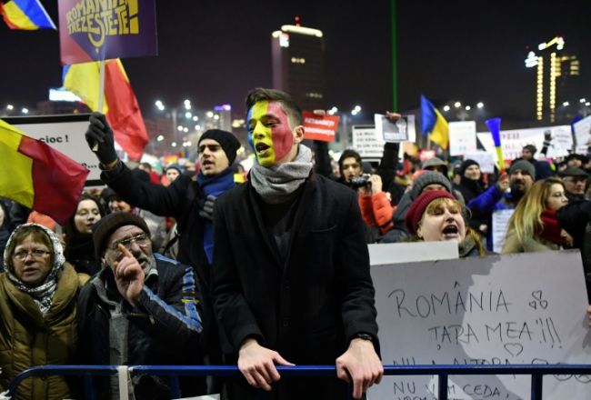 اكثر من 30 الف روماني يتظاهرون ضد الفساد