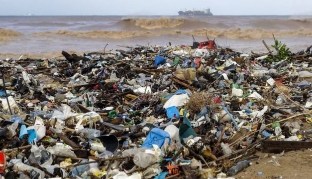 سخط في بيروت بعد تكدس أكوام من القمامة على الشواطئ