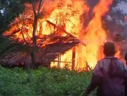 حريق في قرية غرب بورما قبيل عودة لاجئي الروهينغا اليها