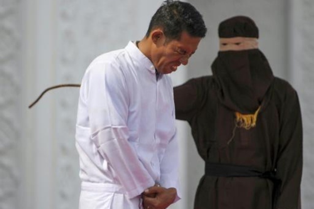 ضرب مسيحي بالعصا عقاباً له على بيع الكحول في اندونيسيا