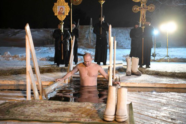 بوتين «الغطاس» يغطس في عيد الغطاس