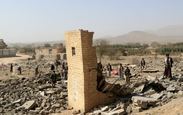 مقتل تسعة يمنيين بينهم صحافي في قصف للحوثيين على عرض عسكري