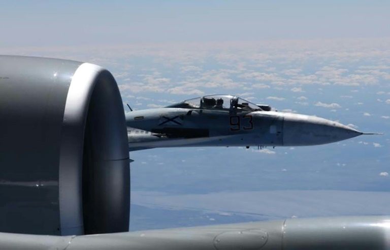 مقاتلة روسية تقترب من طائرة استطلاع أميركية فوق البحر الأسود