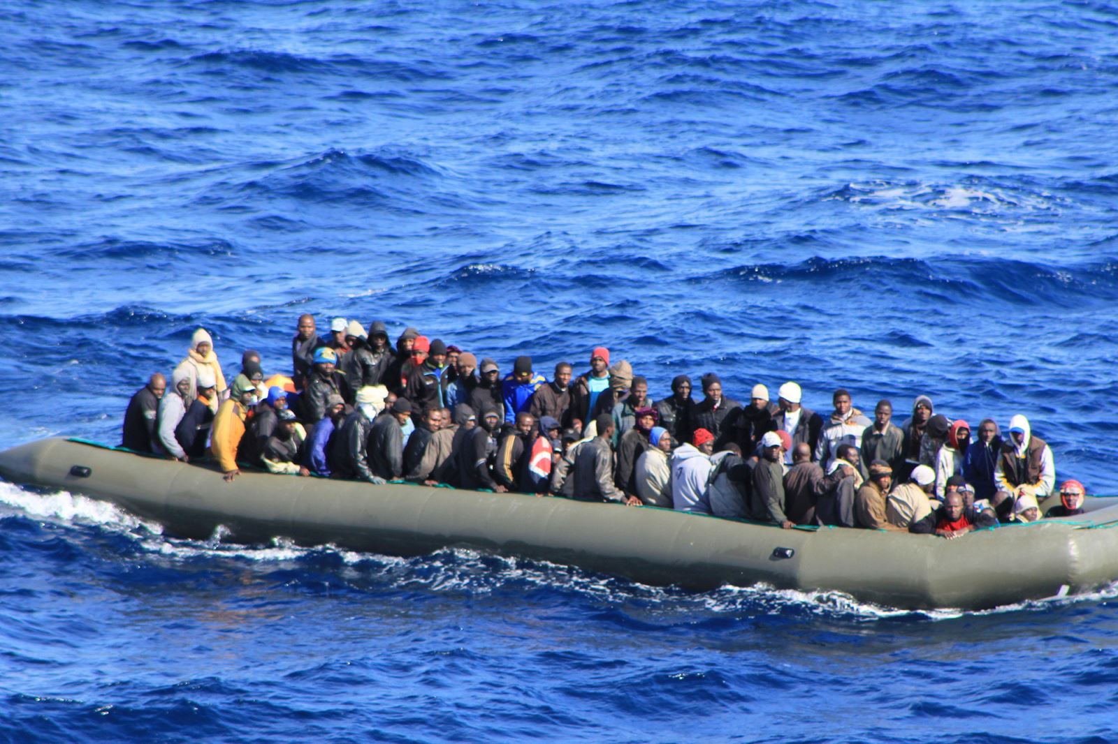 مقتل امرأتين وإنقاذ العشرات في غرق قارب مهاجرين في المتوسط