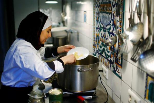 لاجئة سورية تطهو لضيوف مهرجان برلين