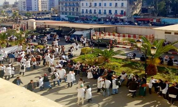 ألف طبيب يتظاهرون في مستشفى وسط الجزائر العاصمة