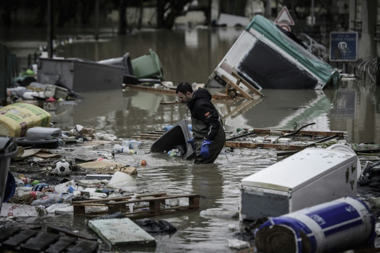 باريس غارقة تحت المياه وتوقع استمرار الأمطار في نهاية الأسبوع