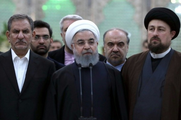 روحاني يحذر القادة الإيرانيين من مواجهة مصير الشاه