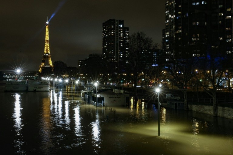 منسوب المياه في نهر السين يبلغ ذروته في باريس