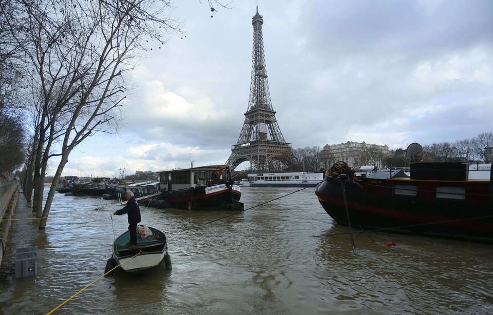 إجلاء 1500 شخص في منطقة باريس تحسبًا لفيضان نهر السين