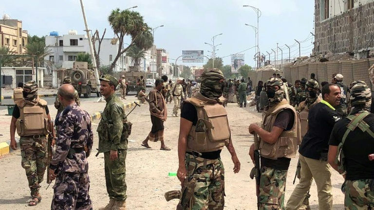 الرئيس اليمني يوجه قواته بوقف إطلاق النار فورًا في عدن