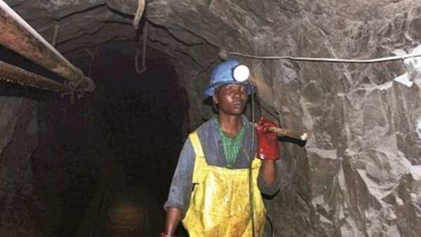 950 عامل منجم عالقون تحت الارض في جنوب افريقيا
