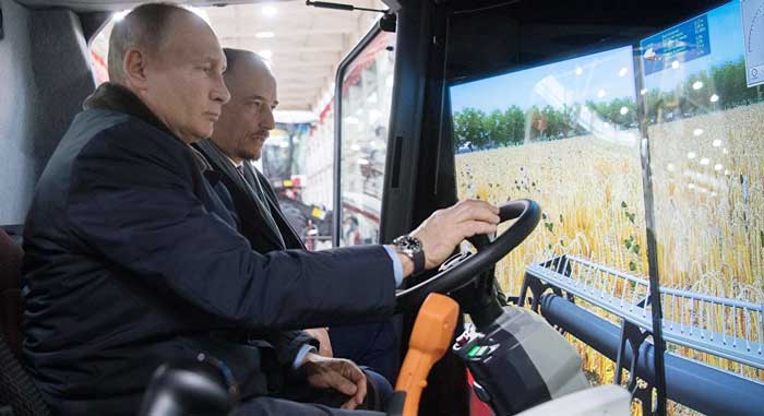 بوتين يقود حصادة خلال زيارته لمصنعها