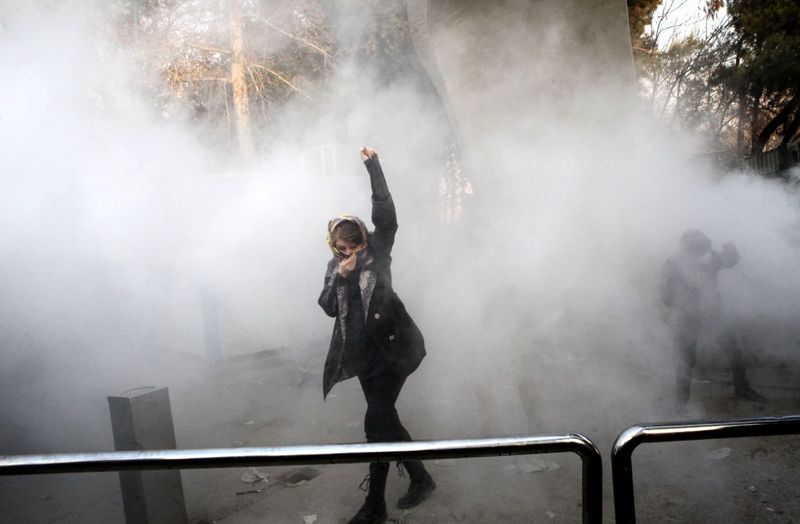 الاحتجاجات ضد الحجاب تعيد طرح جدل مزمن في إيران