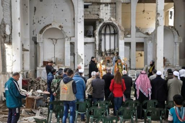 المسيحيون يقيمون أول قداس في مدينة دير الزور السورية منذ خمس سنوات