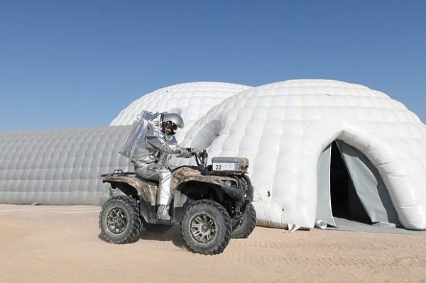 رواد فضاء يعيشون ظروف المريخ في صحراء عُمان