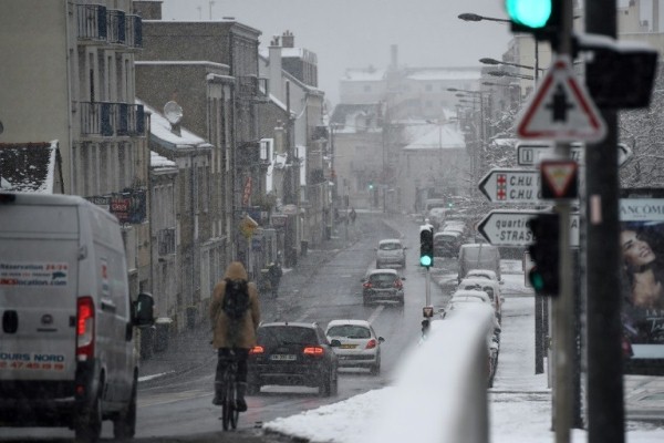 تساقط الثلوح يؤدي إلى حالة من الفوضى في فرنسا