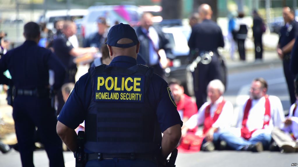 شرطة الهجرة تدهم عشرات الأماكن في كاليفورنيا