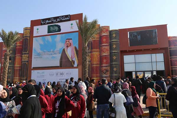 للمرة الأولى.. طلاب سعوديون يشاركون بإدارة جناح بمعرض القاهرة للكتاب