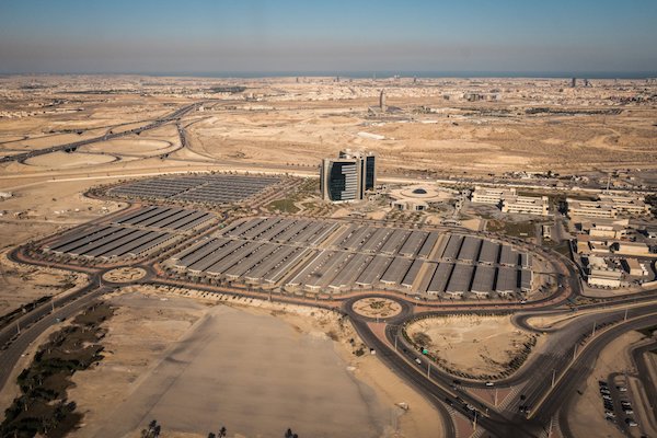 من النفط الى الشمس… السعودية تبدأ في الطاقة النظيفة