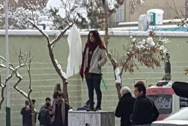 توقيف نساء خلعن الحجاب بمكان عام في إيران