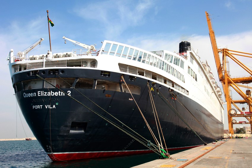 دبي تحيي مشروع تحويل السفينة كوين إليزابيث-2 إلى فندق عائم