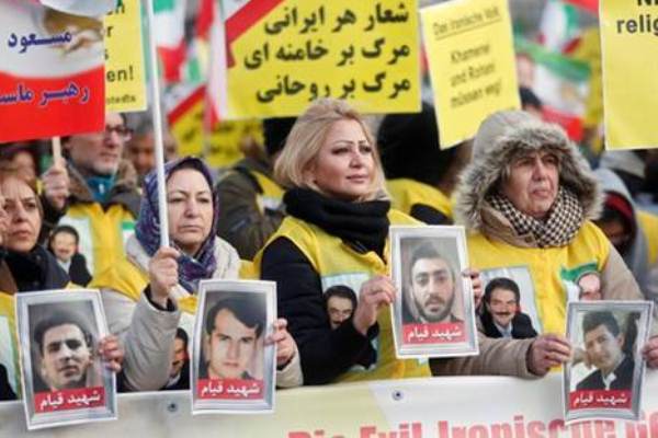 معارضة تواجه ظريف في ميونيخ: لا يمثل الشعب الإيراني