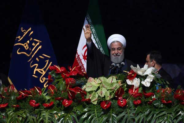 روحاني يدعو الإيرانيين إلى عامٍ من الوحدة