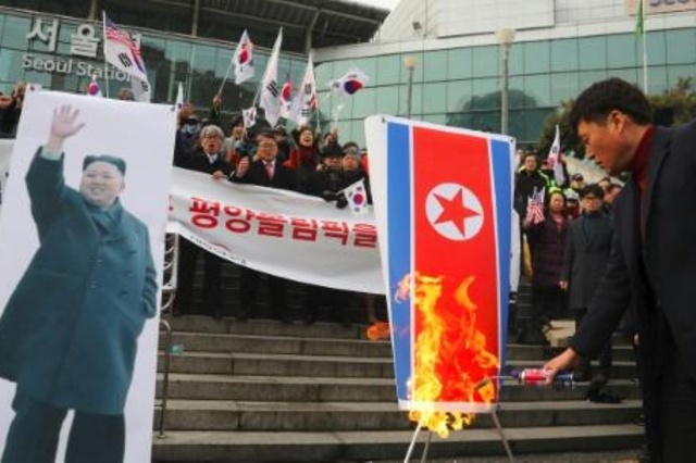 متظاهرون كوريون جنوبيون يحرقون علمًا كوريًا شماليًا في سيول