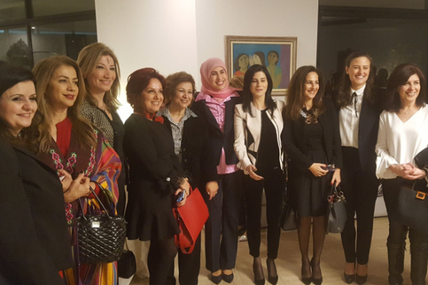 مجموعة من اللبنانيات اللواتي حضرن الحفل