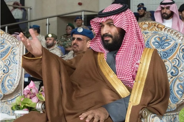 الأمير محمد بن سلمان يعطي إشارة بدء العرض العسكري 